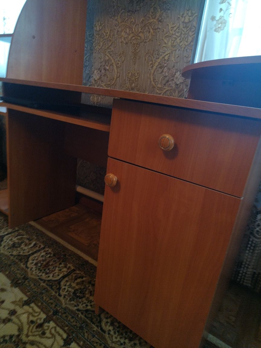 Продам с доставкой компьютерный стол