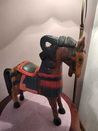 Frumos cal sculptat în lemn