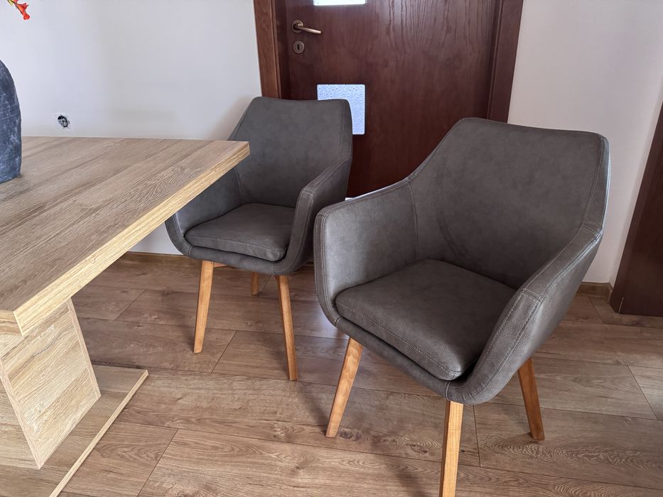 Два броя трапезни столове