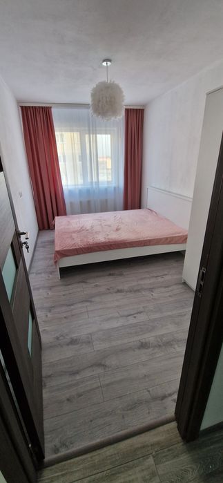 Închiriez apartament 3 camere