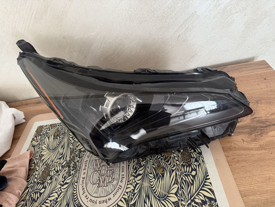 Правая фара на Lexus nx200 оригинал