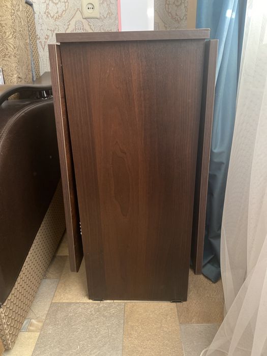 Стол книжка, в отличном состоянии, для маленькой квартиры удобная