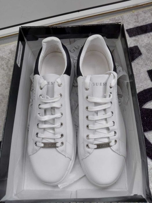 Vand Adidasi Guess Noi, Nepurtati.