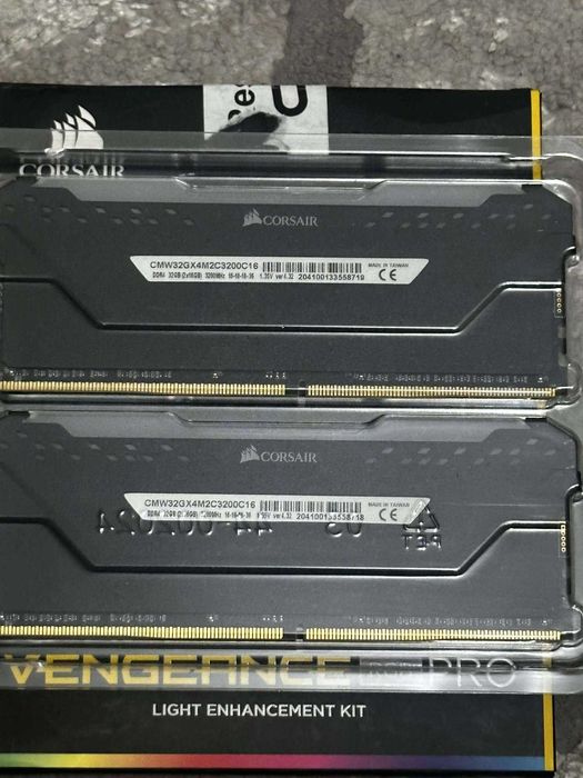 Memorie Corsair Vengeance RGB PRO 32GB DDR4 3200MHz CL16 + 2 Dummy