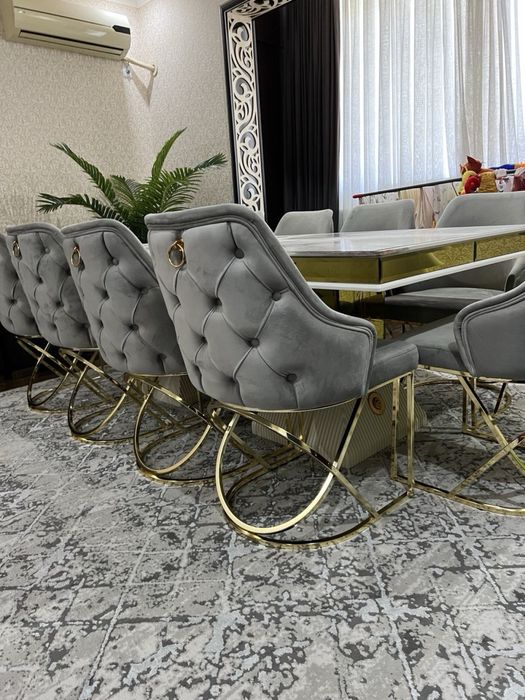 Современные стол и стулья