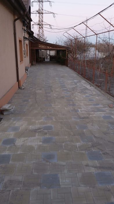 Vând pavele,capace de gard,borduri,rigole.Ofer transport