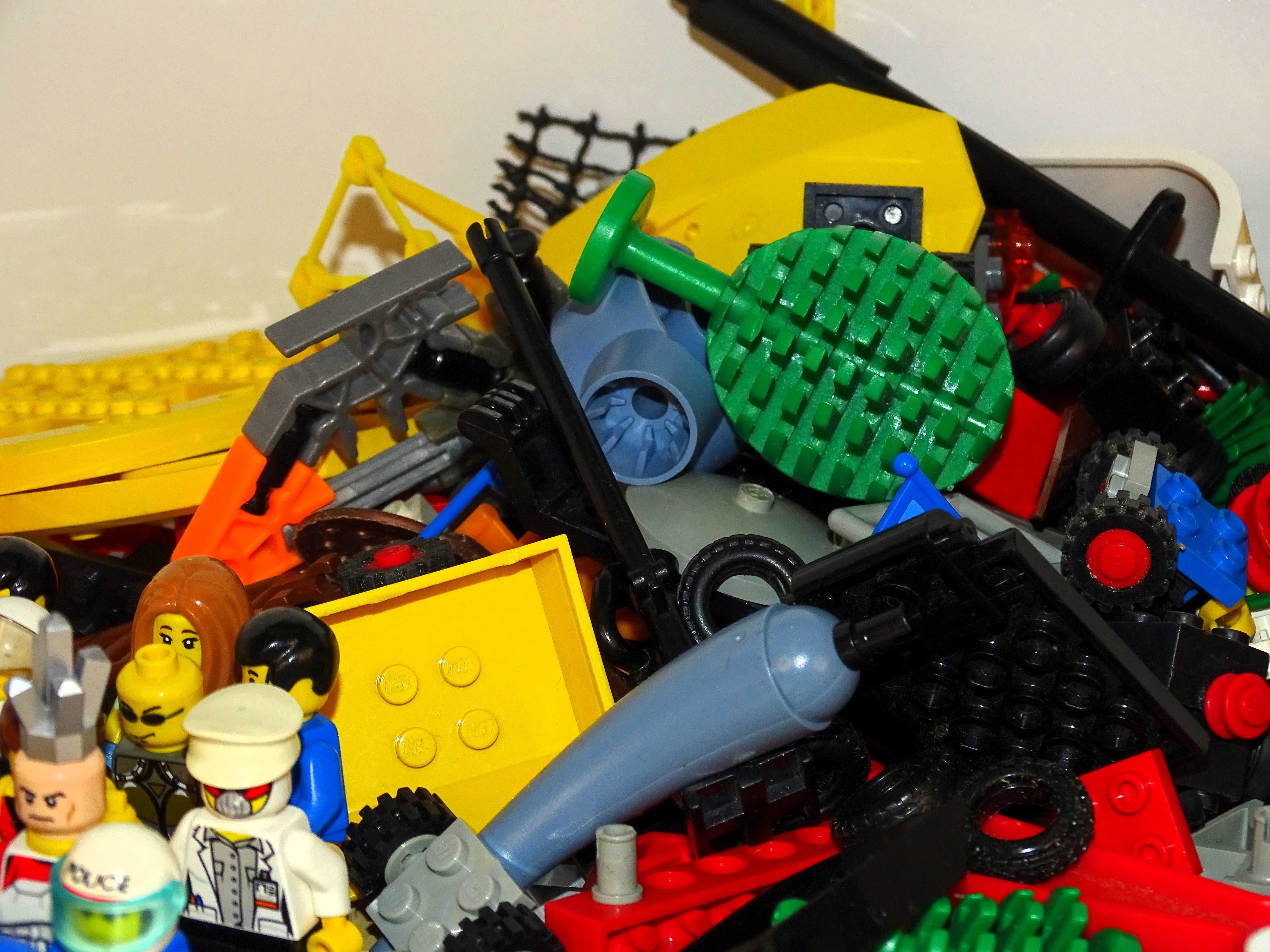 40 бр. Лего (LEGO) човечета и различни части от стари конструктори