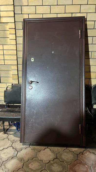 Продам входную дверь