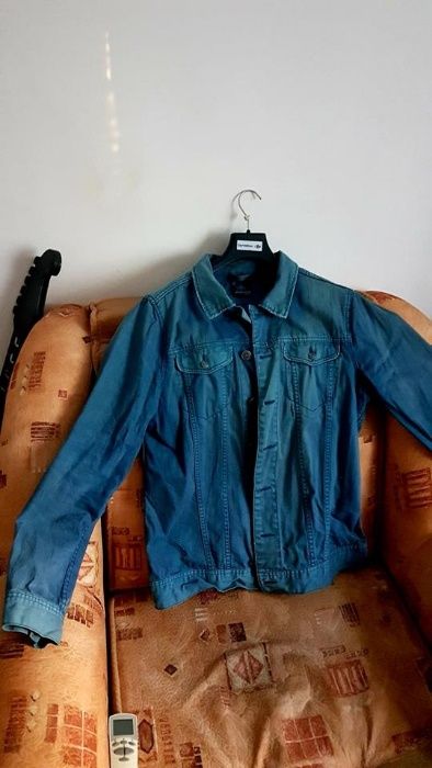 Vand geaca din Jeans foarte ieftina