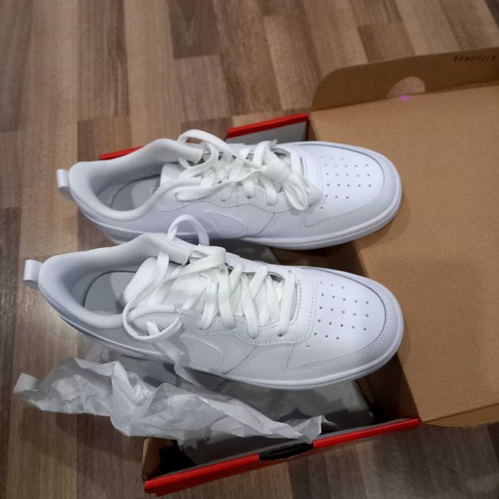 Спортни обувки. Нови, йе са носени.