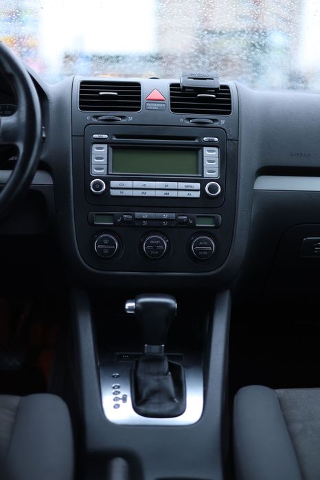 Vând Volkswagen Golf 5 – 1.6 benzină