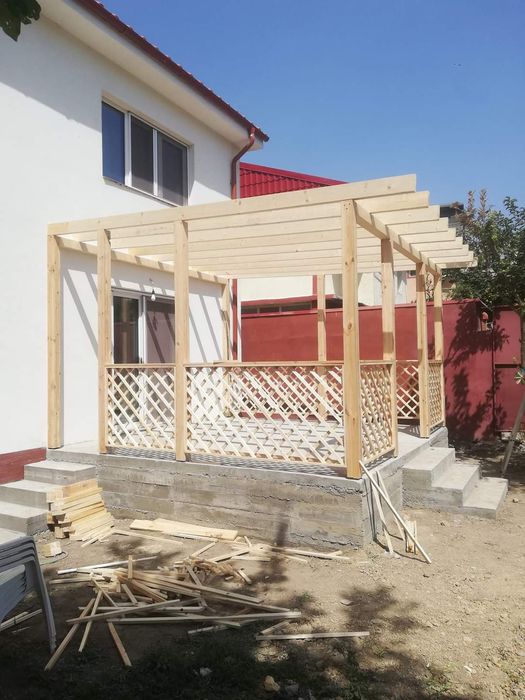 Vând terase din lemn legate de casă