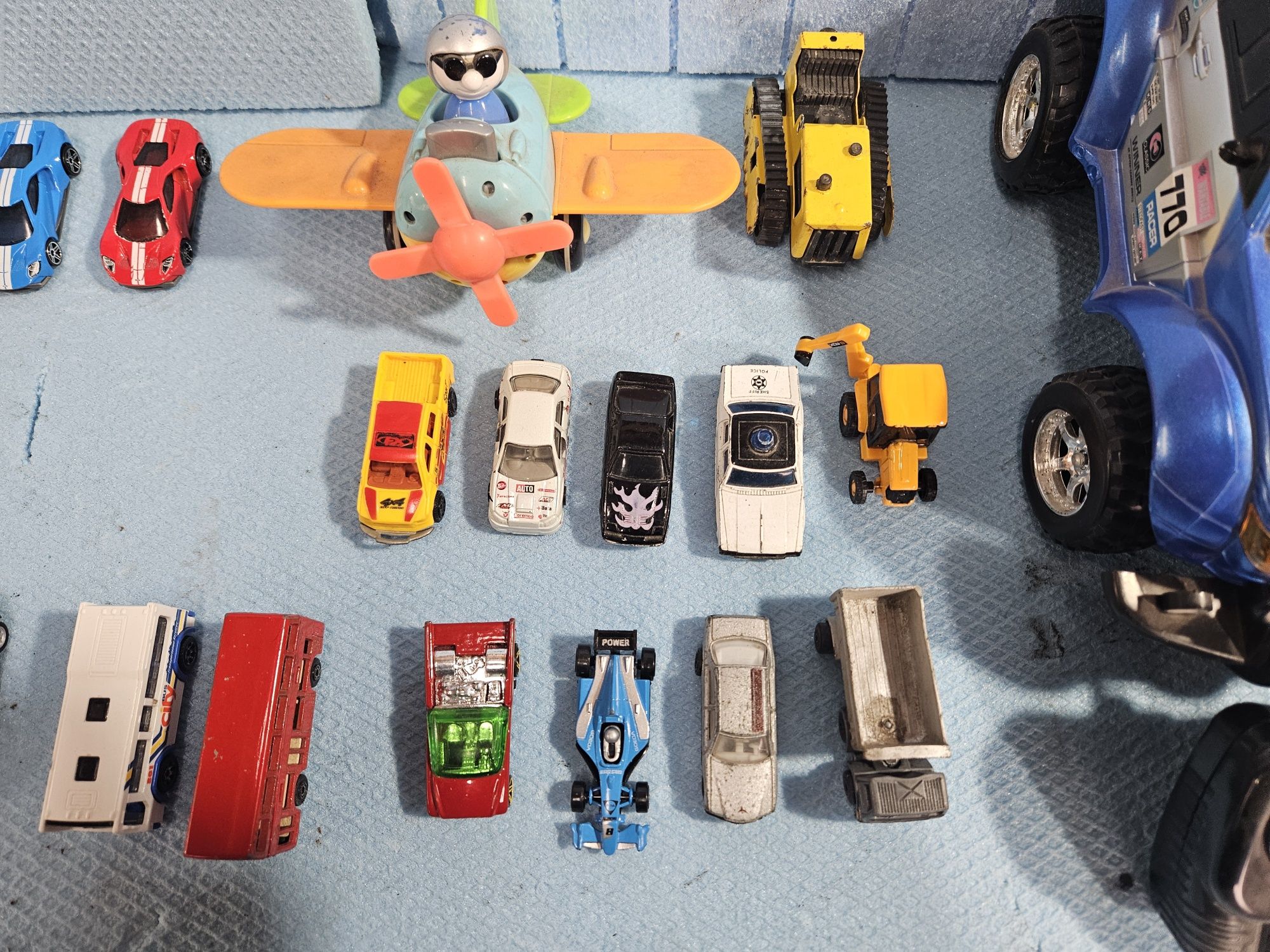 Метални и пластмасови играчки. Machbox Hot Wheel и др.