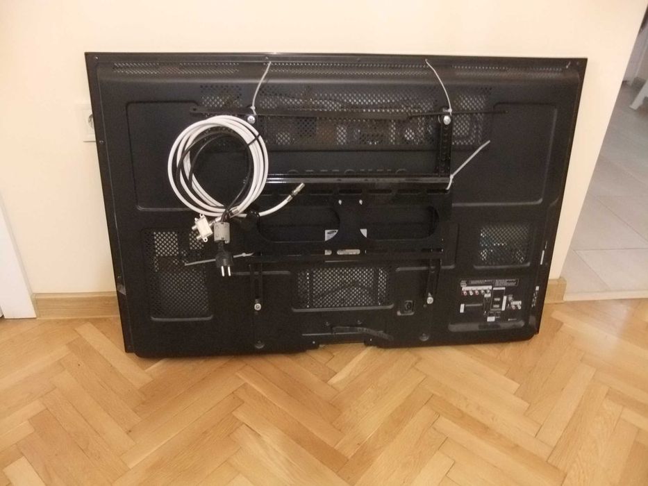 Телевизор Samsung PLAZMA 42 инча с стойка за стена