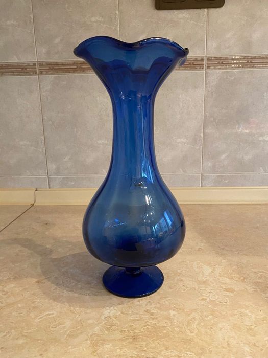 Винтидж ваза от кобалтово синьо стъкло