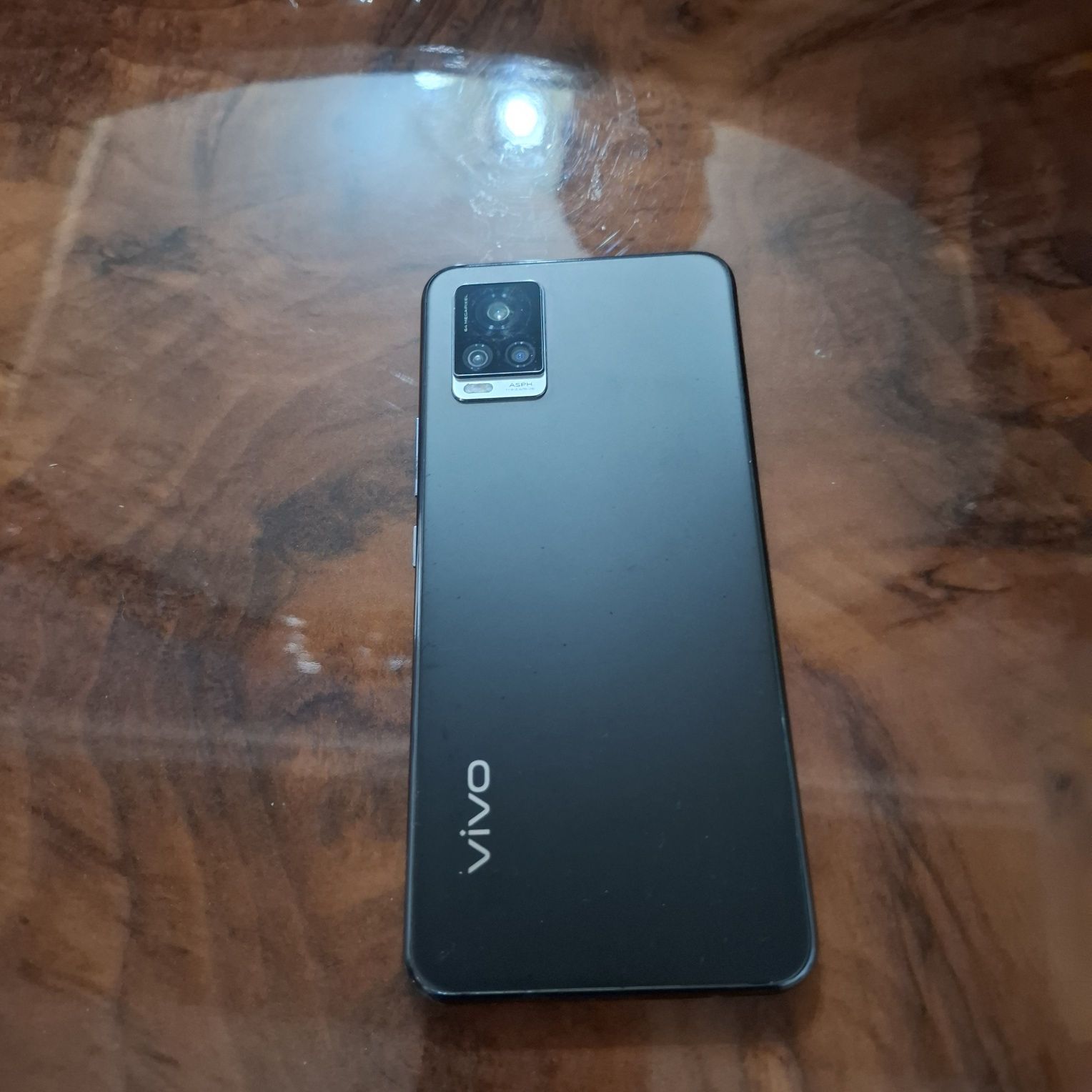 Продается телефон Vivo v20