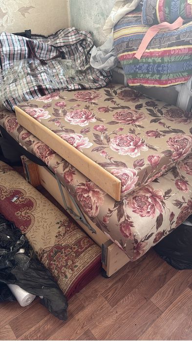 Отдам диваньчик и пуфик