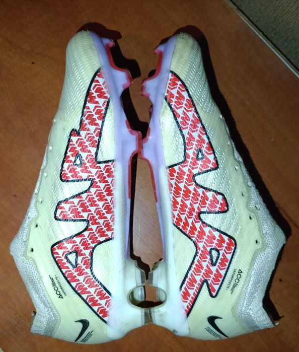 Белые описание:Найк эйр зум, без шнурков в хорошем качестве 12500тг