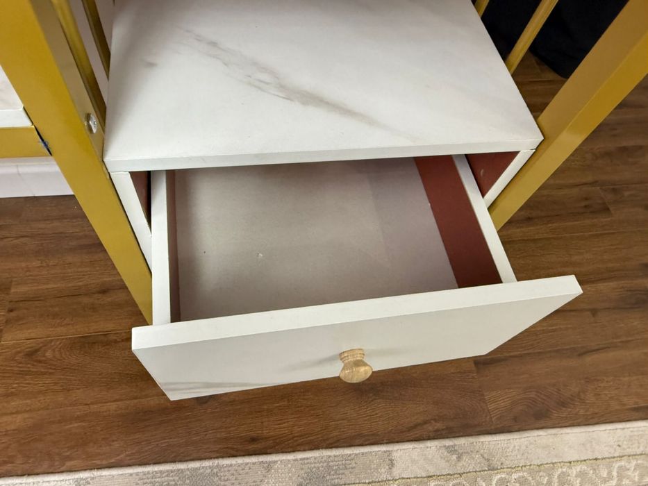 Маникюрный стол продается