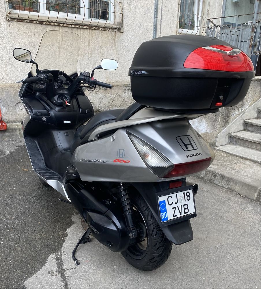 Maxiscuter Honda Silverwing 400, an 2006, acte la zi