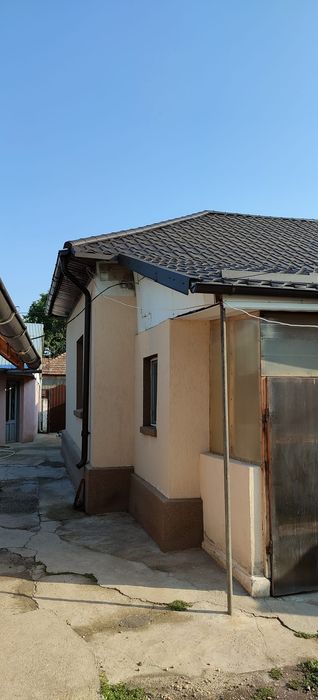 Vând casă cu curte