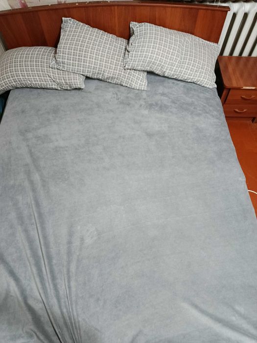 СРОЧНО ПРОДАЕТСЯ КОМПЛЕКТ спальной гарнитуры шкаф, кровать, стол и т.д