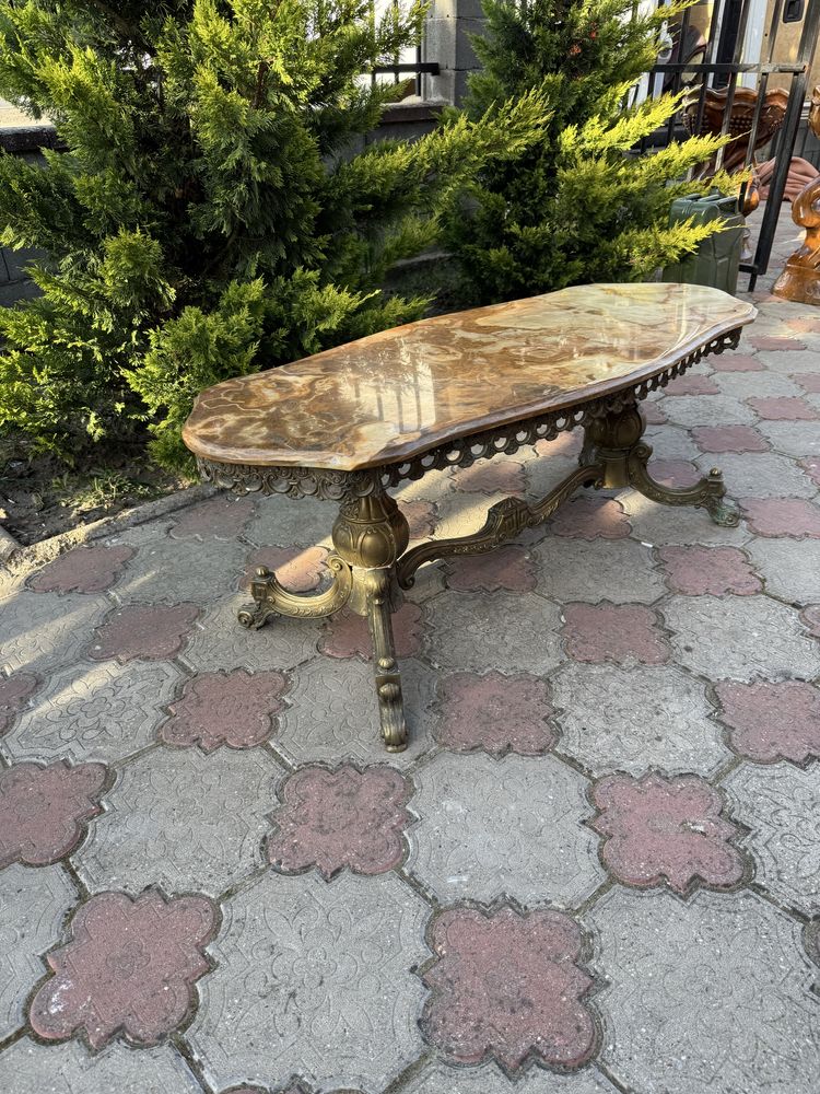 Masa deosebita din bronz cu blat de onix