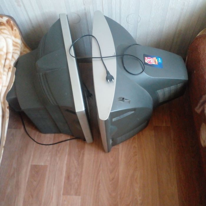 Продам два телевизора не рабочих за 3000 тенге.