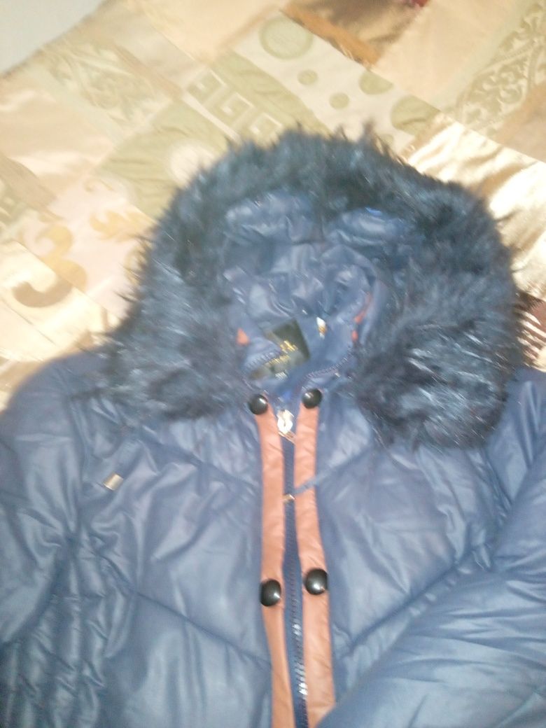 Тёплая зимняя куртка и лёгкая куртка на тёплую зиму.