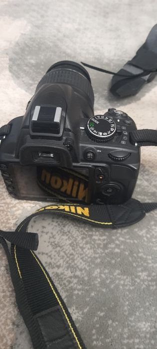 Aparate photo Nikon D3100 și Canon Eos