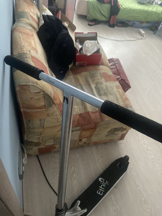 se vinde doar deckul si ghidonul deckul se numeste artefact v2