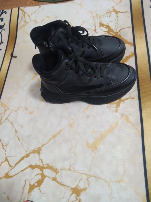 Кроссовки унисекс чёрные лёгкие 39 размер