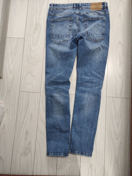 Vând blugi băieți