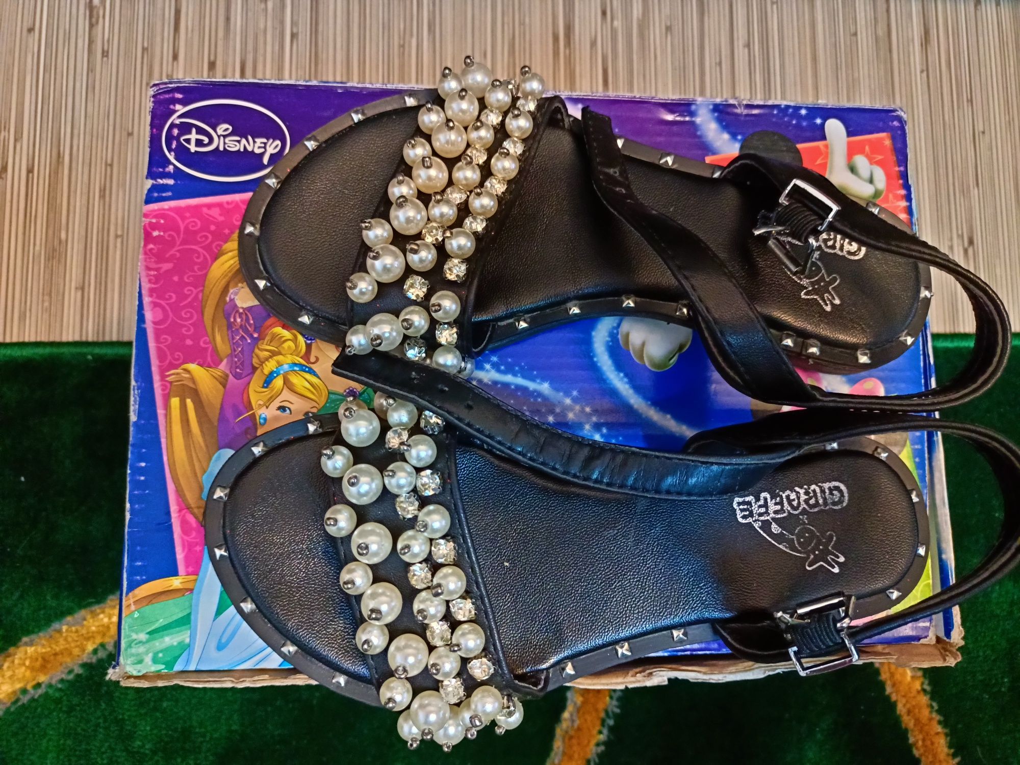 Sandale negre cu perle, impecabile, marimea 32