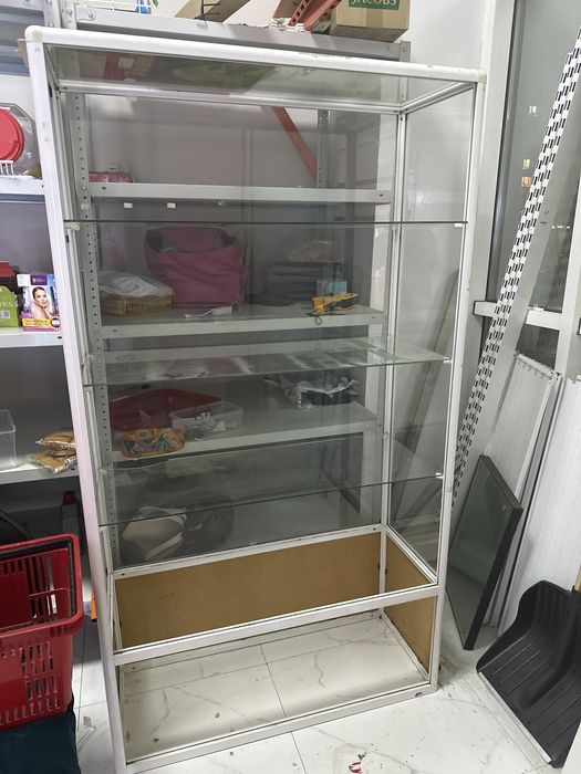 Продам  стеклянную витрину