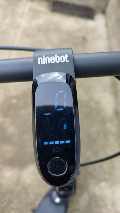 Vând trotineta electrica Ninebot KickScooter F2