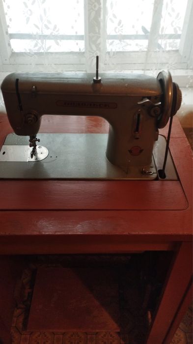 Продам швейную машинку