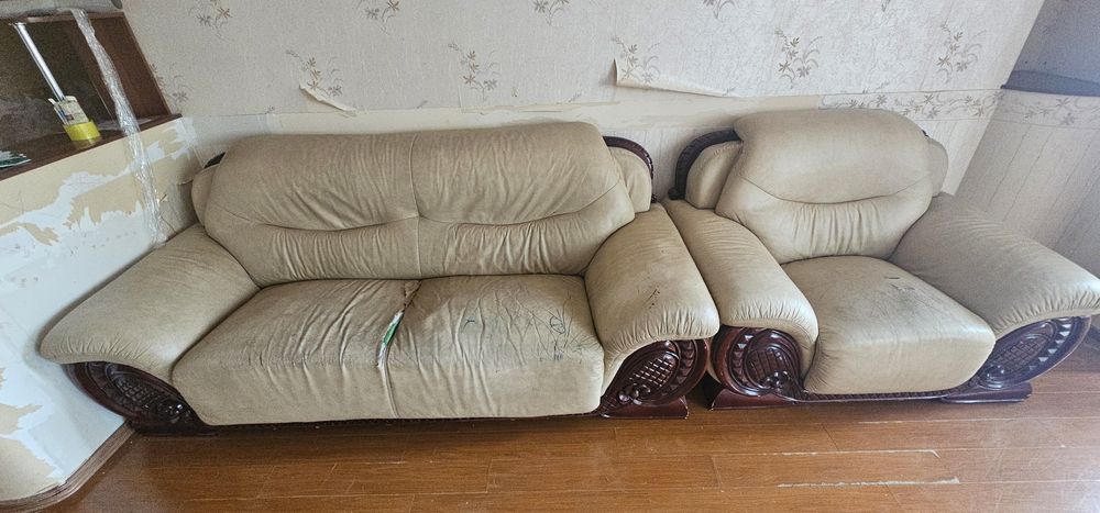 Продам б/у диван и кресло