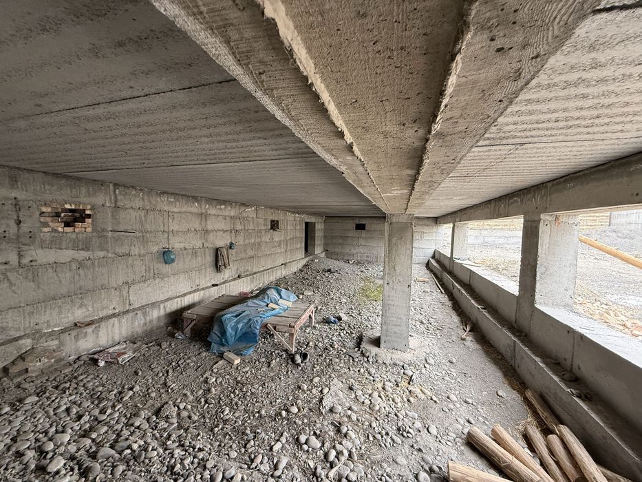 Янги иморат сотилади 3 сотикга якин 4 уй 2 та санузел битта хол подвал