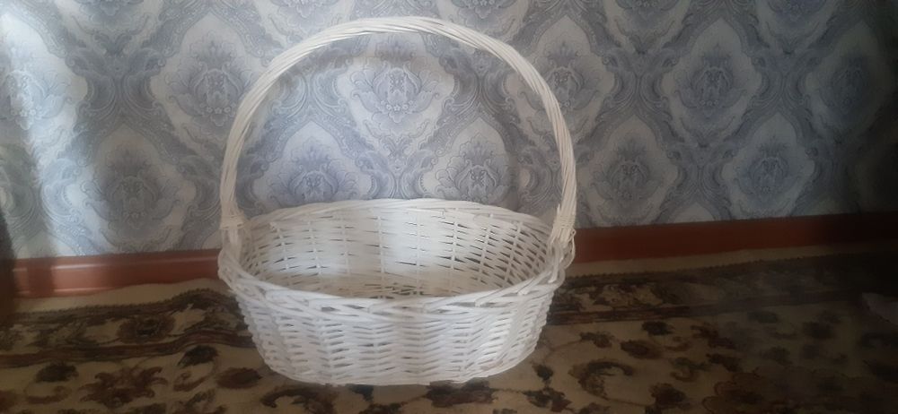 Корзина белого цвета для подарков