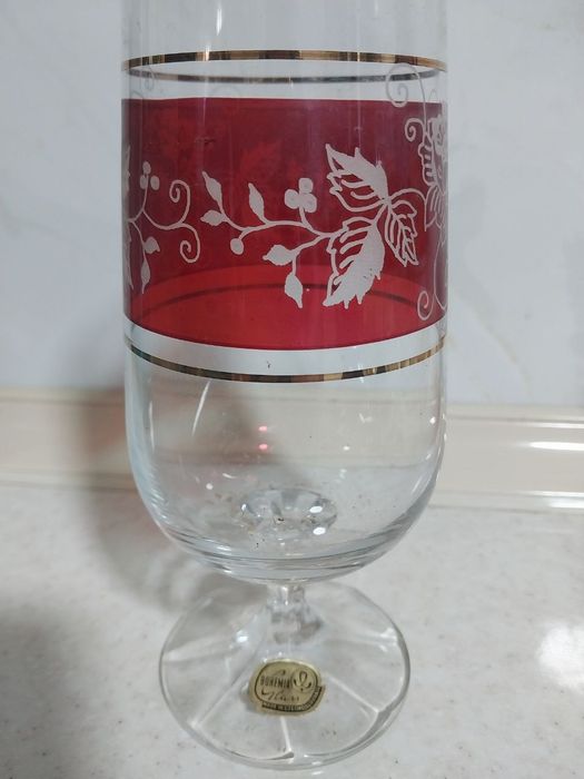 Хрусталь и цветное стекло.