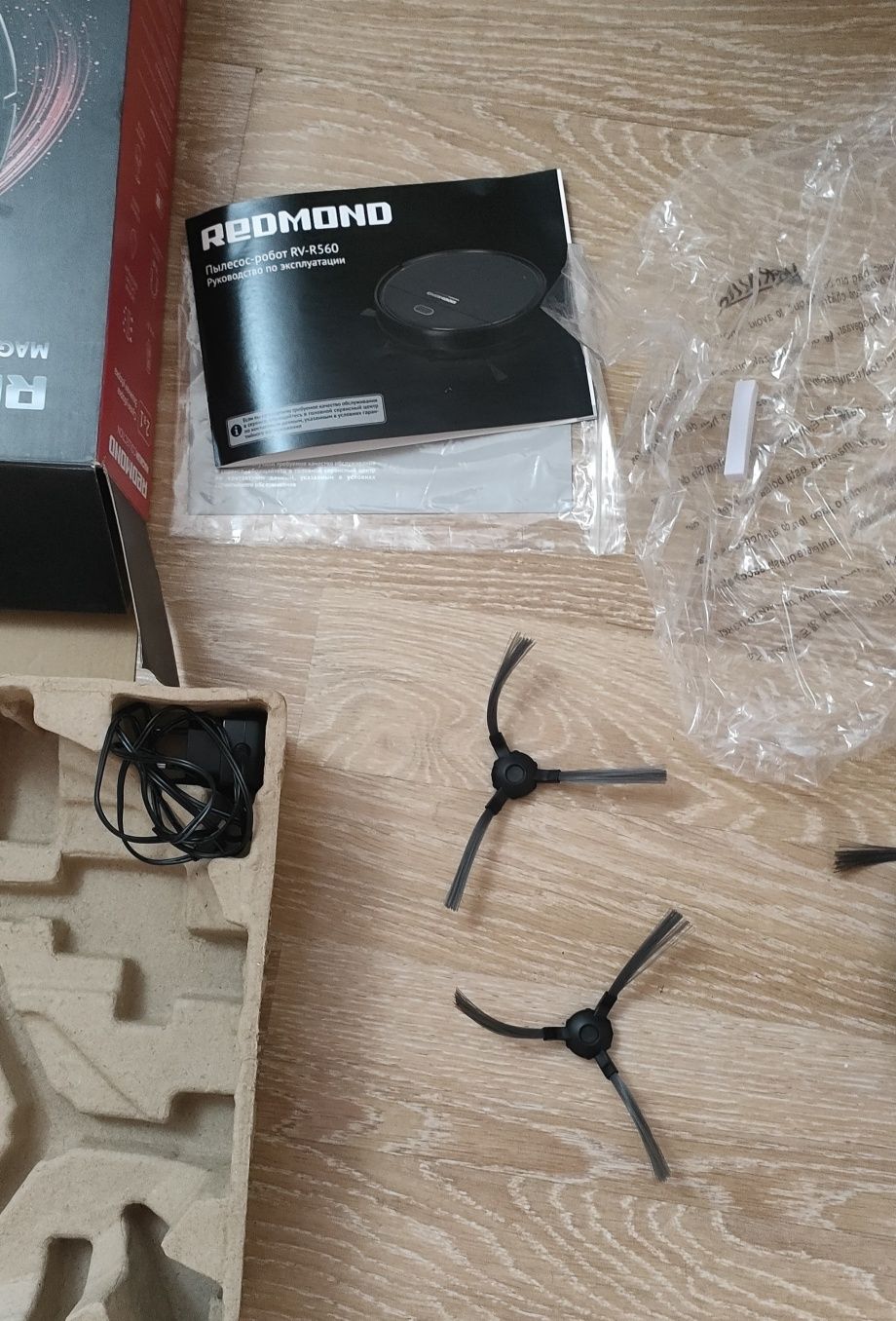 Робот-пылесос Redmond RV-R560