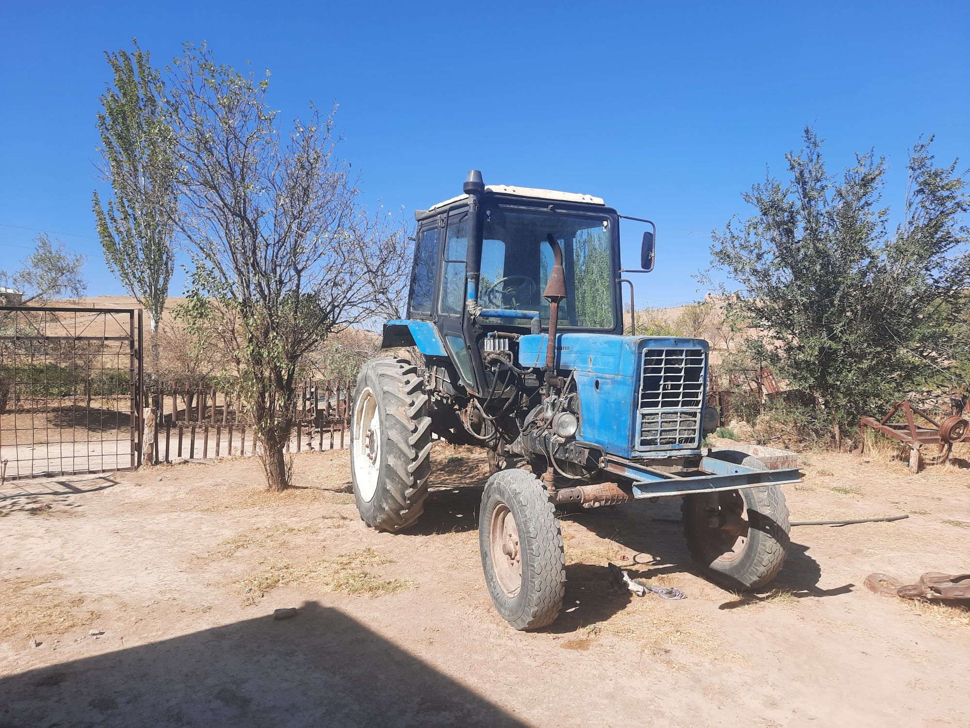 Traktor mtz80 sotiladi