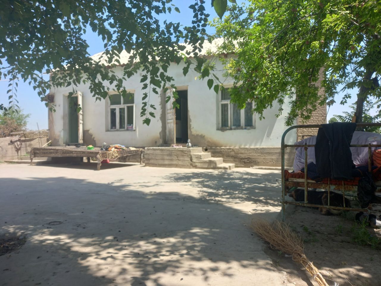 Bekabod tumani yoshlik-2 mfy gulg'uncha ko'chasi 2-yu sotiladi