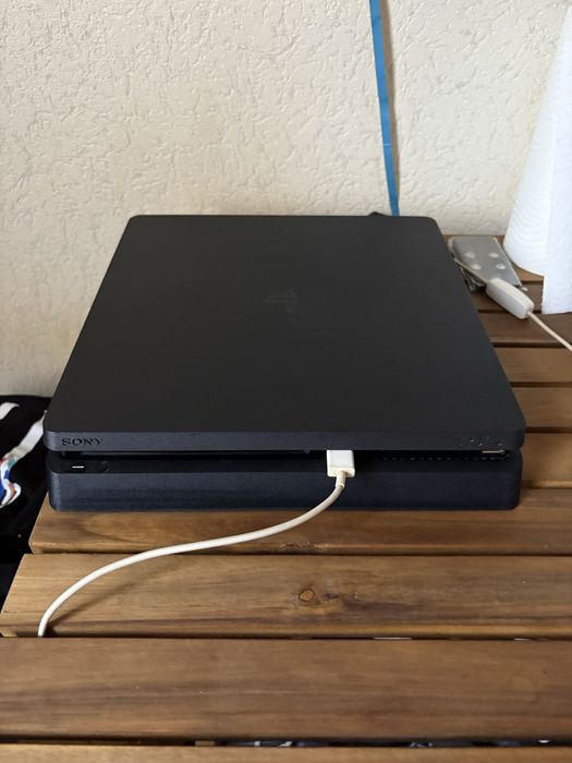 PlayStation 4 slim  1 T + 2 controlare si 20 jocuri top