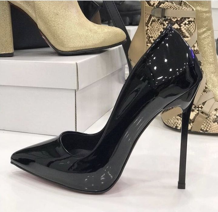 Черни лачени обувки на висок ток