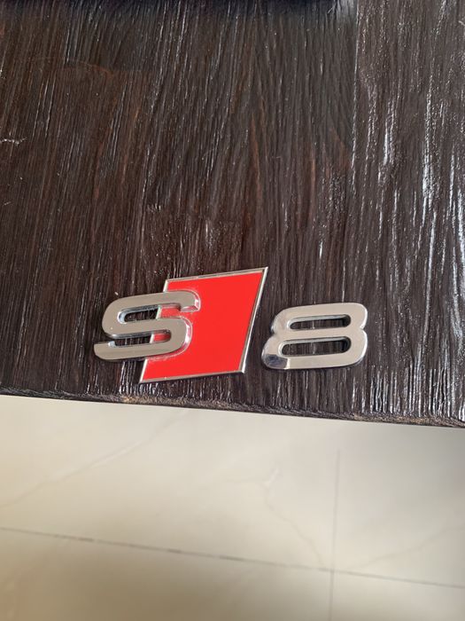 Емблема за заден капак S8
