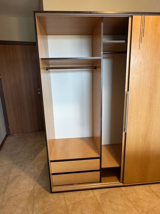 Гардероб с раздвижни вратички