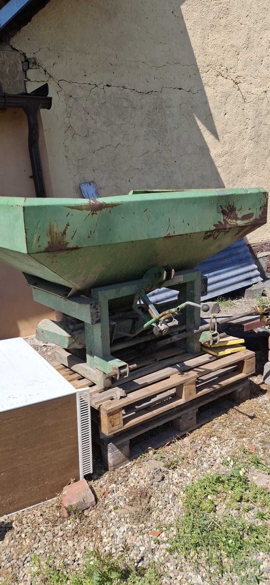 Tractor U650 si masina imprastiat ingrasaminte
