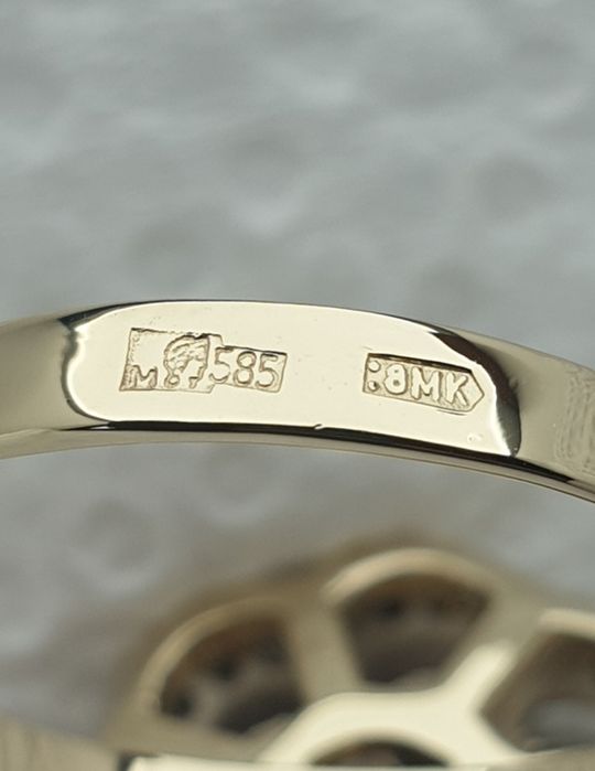 Московский бриллиантовый Кольцо 585пробы 19размер 6.23грам
По вопросу